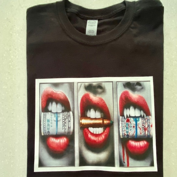 New unisex tee “ Lips, money, lips” 👄 💵 - Picture 3 of 5